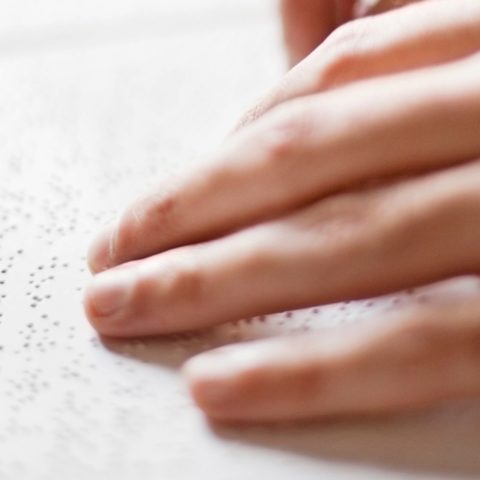 Tabliczki z brajlem i wszystko, co musisz o nich wiedzieć. Przeczytaj!